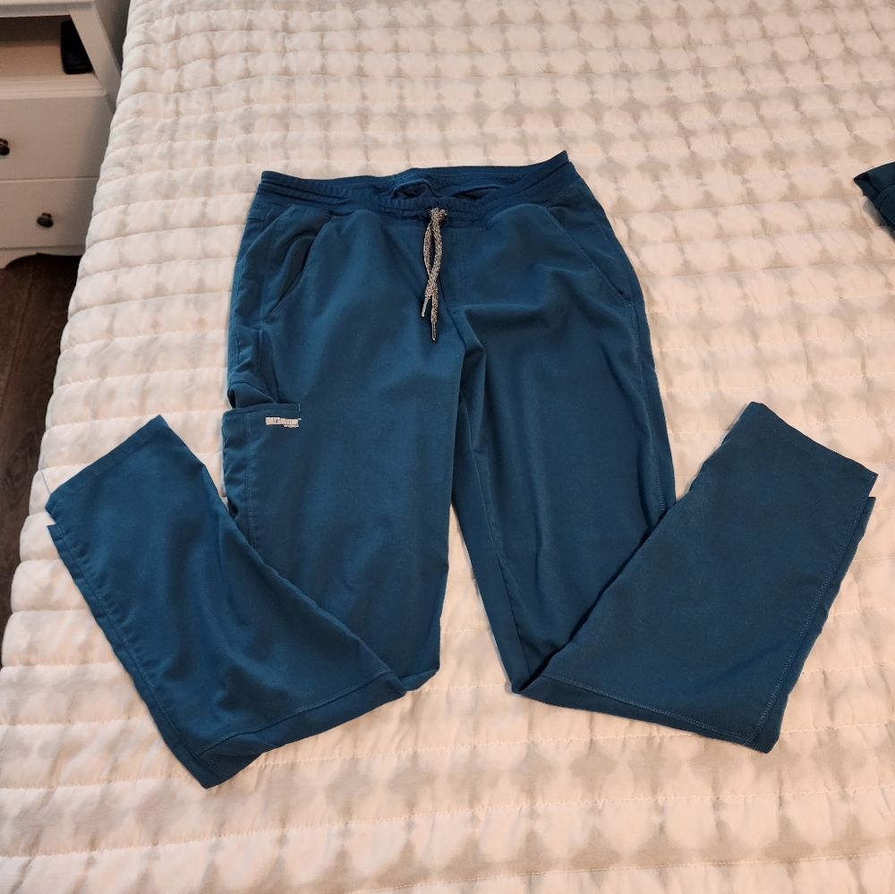 Grey's Anatomy ACTIVE Scrub Set - Picture 4 of 6